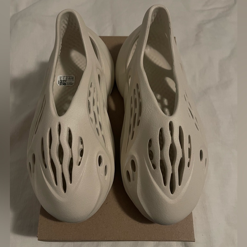 Yeezy foamrunner sand